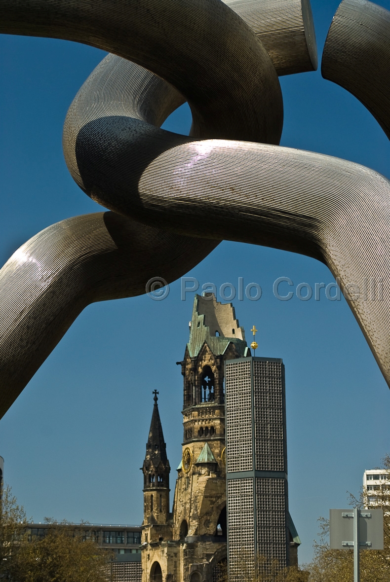 Modern Art Sculpture Berlin and Kaiser Wilhelm Memorial Church, Berlin, Germany
(cod:Berlin 39)